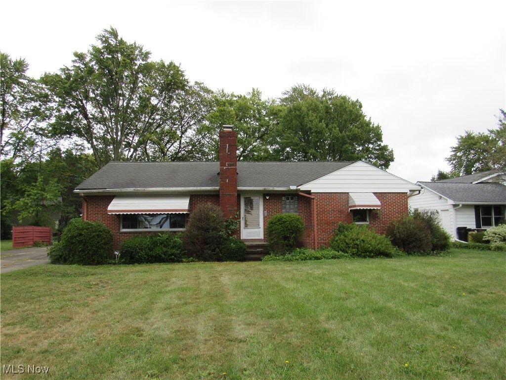 Property Photo: 7599 Acacia Avenue OH 44060