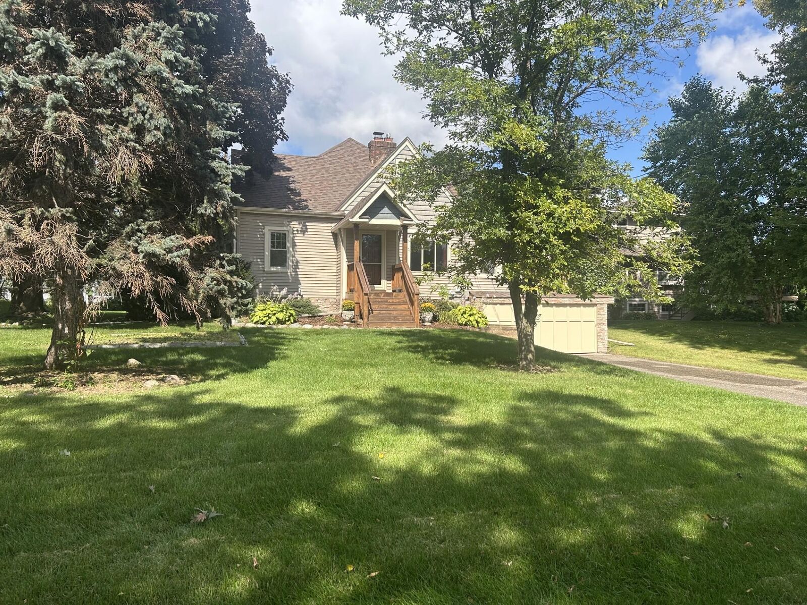 Property Photo:  417 W Horseshoe Drive  MN 55126 