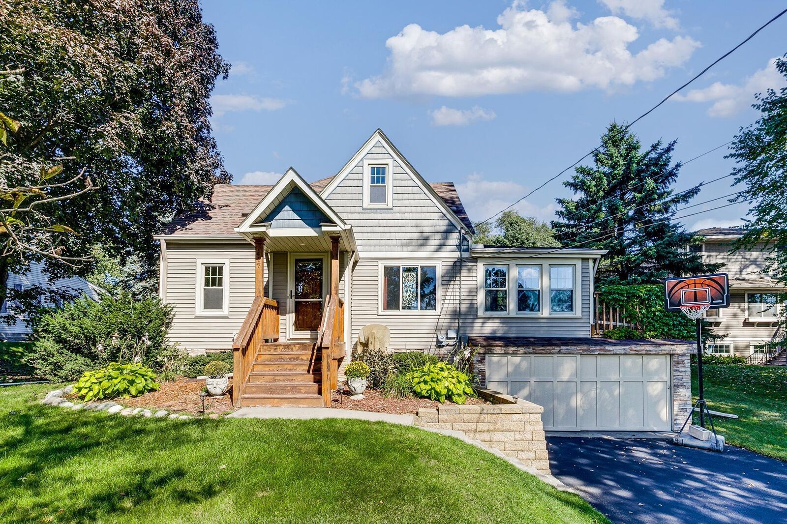 Property Photo:  417 W Horseshoe Drive  MN 55126 