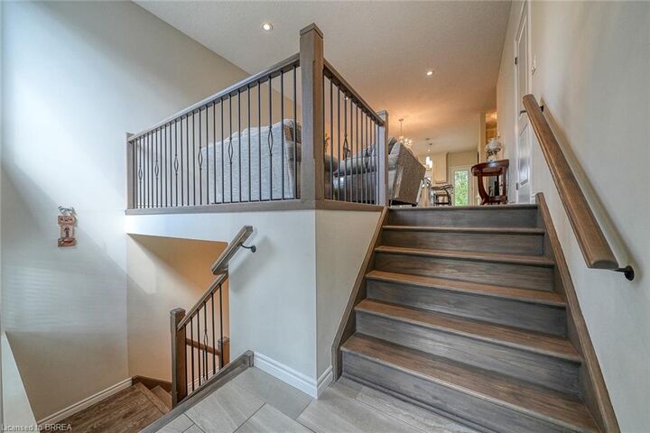 Photo de la propriété:  211 Oxford Street  ON N5C 2V8 