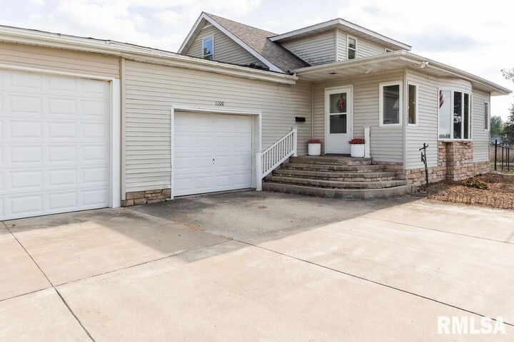 Property Photo:  1100 W Hickory Street  IL 61520 