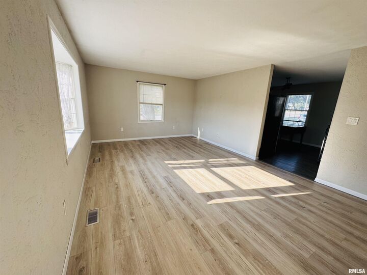Property Photo: 401 N Nashville Street IL 62271