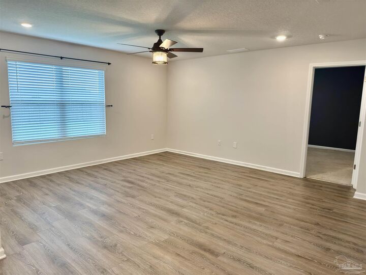 Property Photo: 5260 Peach Dr FL 32571