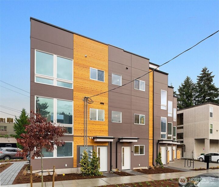 5114  24th Avenue NE  Seattle WA 98105 photo