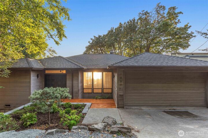 5225 SW Jacobsen Road  Seattle WA 98116 photo