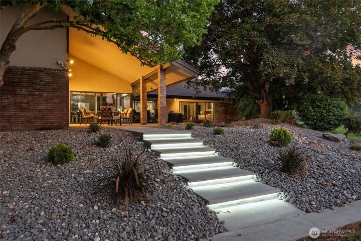 Property Photo:  828 S Skylark Way  WA 99344 