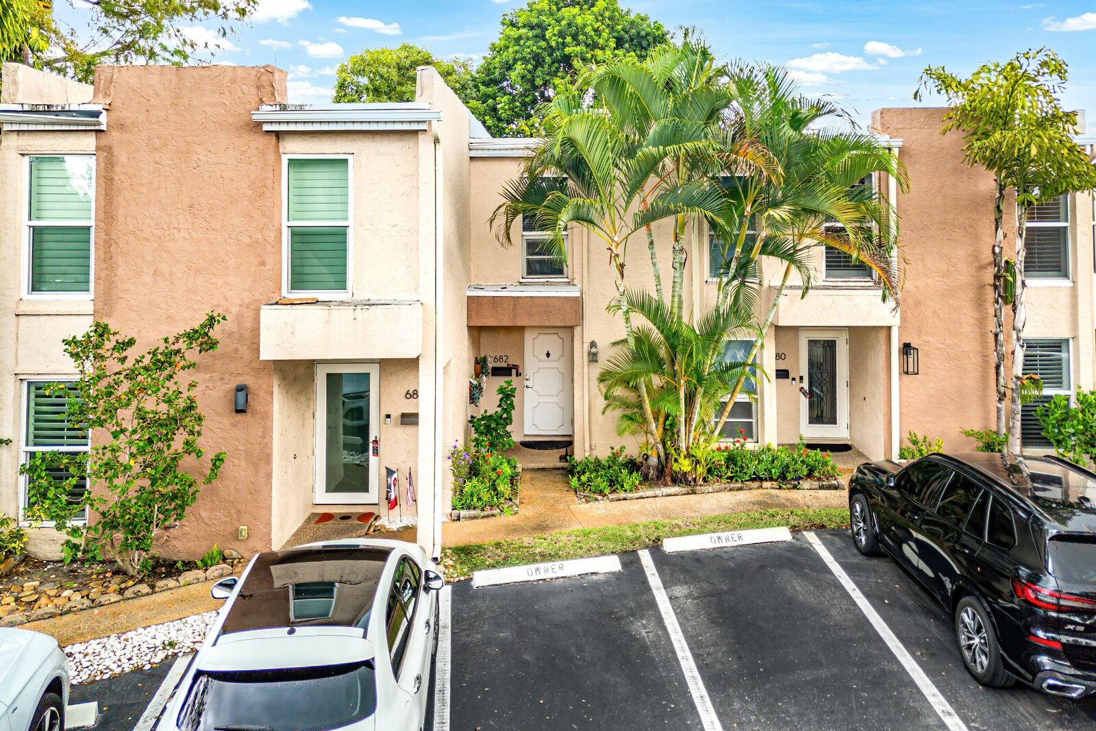 Property Photo:  682 Kensington Place  FL 33305 