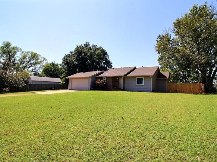 Property Photo:  1033 S Doreen St  KS 67207 