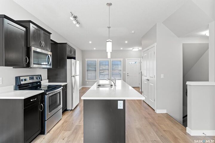 Property Photo:  1202 Pringle Way  SK S7T 0X5 