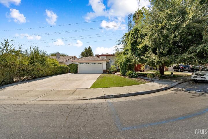 Property Photo:  7417 Maleta Court  CA 93308 