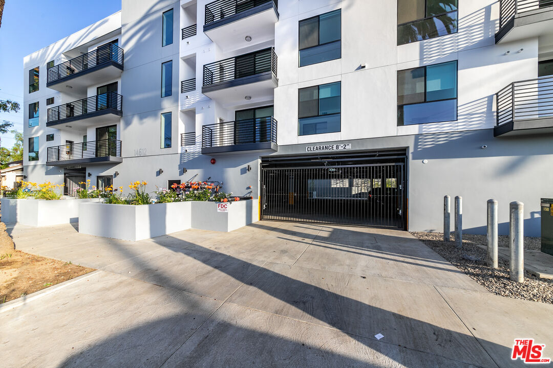 Property Photo: 14612 Calvert St CA 91411