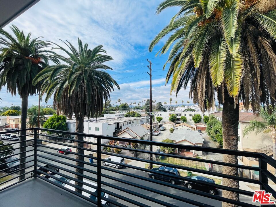 Property Photo: 14612 Calvert St CA 91411