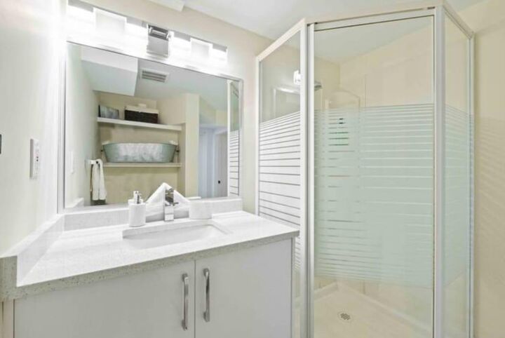 Photo de la propriété:  13220 16  BC V4A 1P3