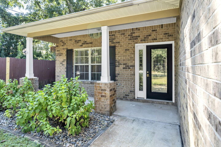 Property Photo: 84 2nd Avenue FL 32579