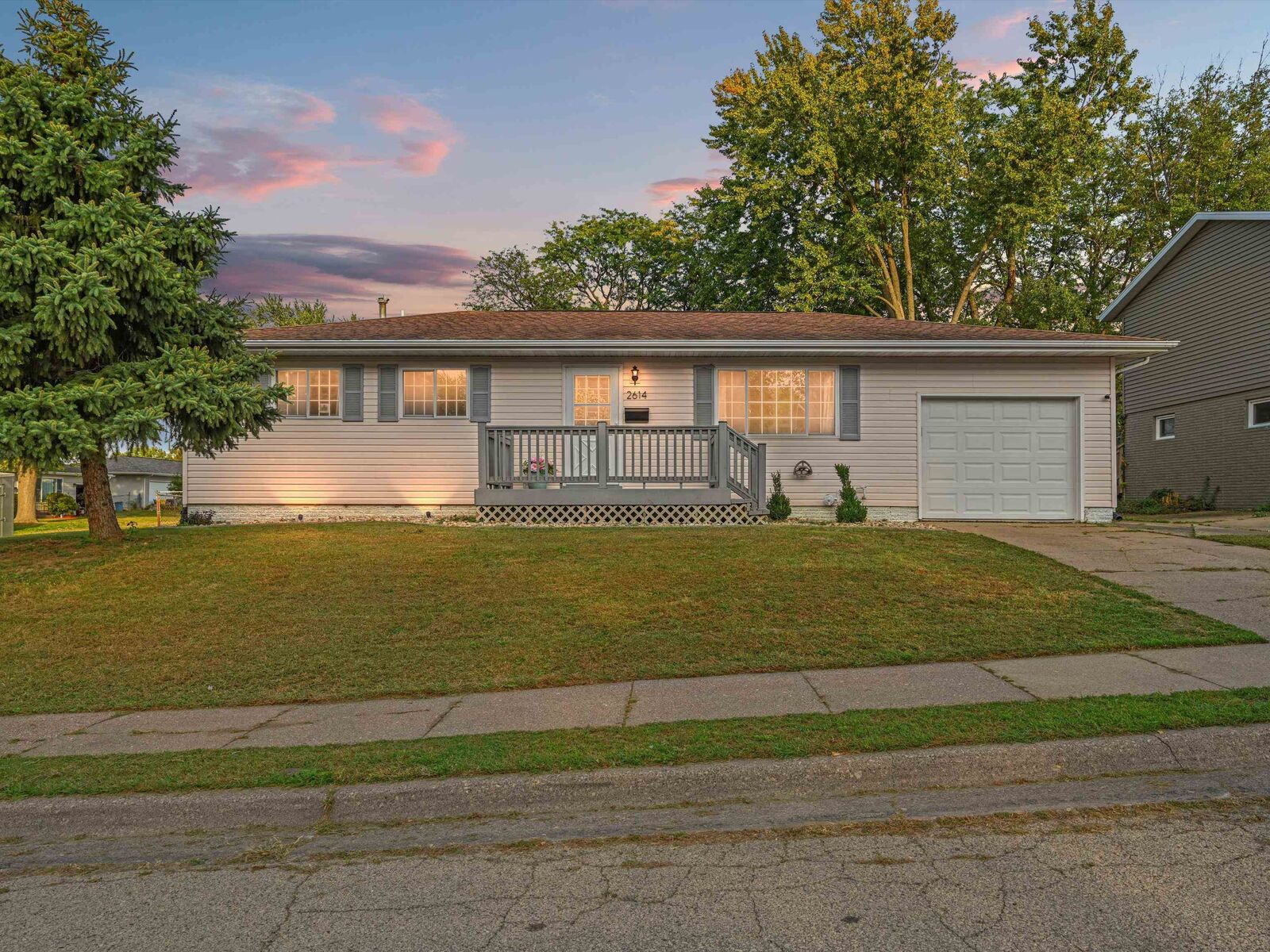 Property Photo:  2614 Crissy Drive  IA 52001 