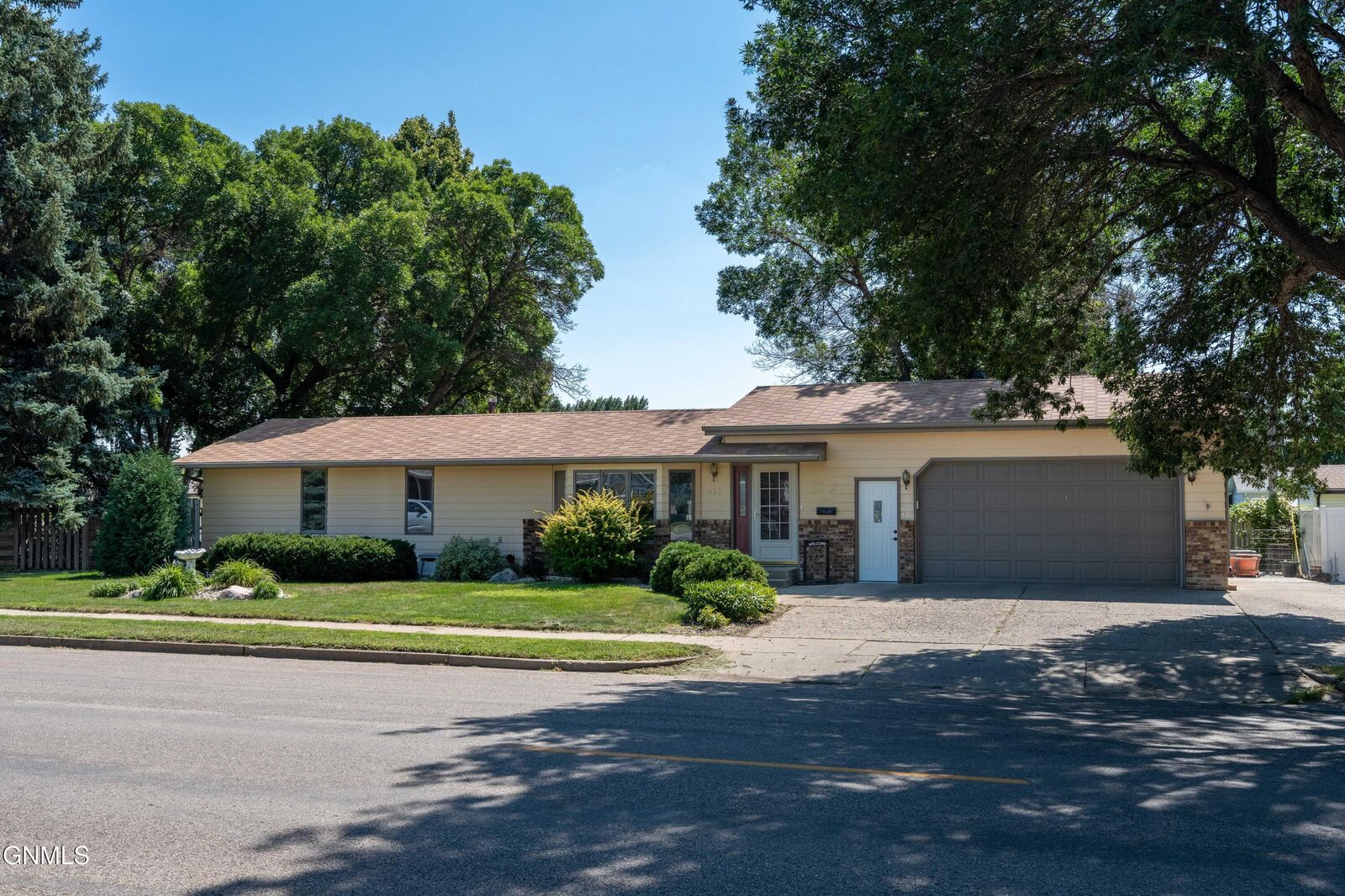 Property Photo:  411 Turnpike Avenue E  ND 58501 