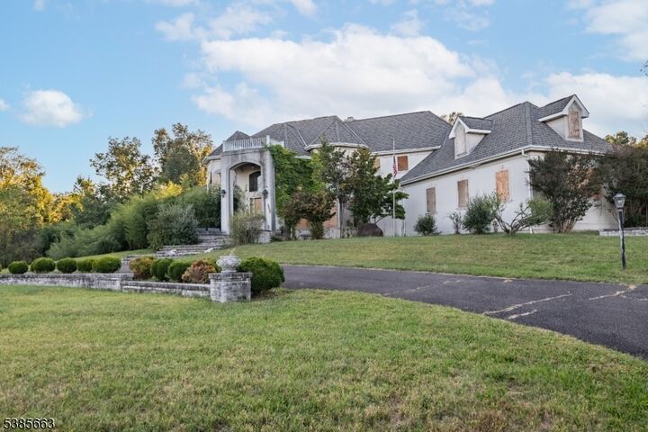 Property Photo:  44 Bridle Path  NJ 08502 