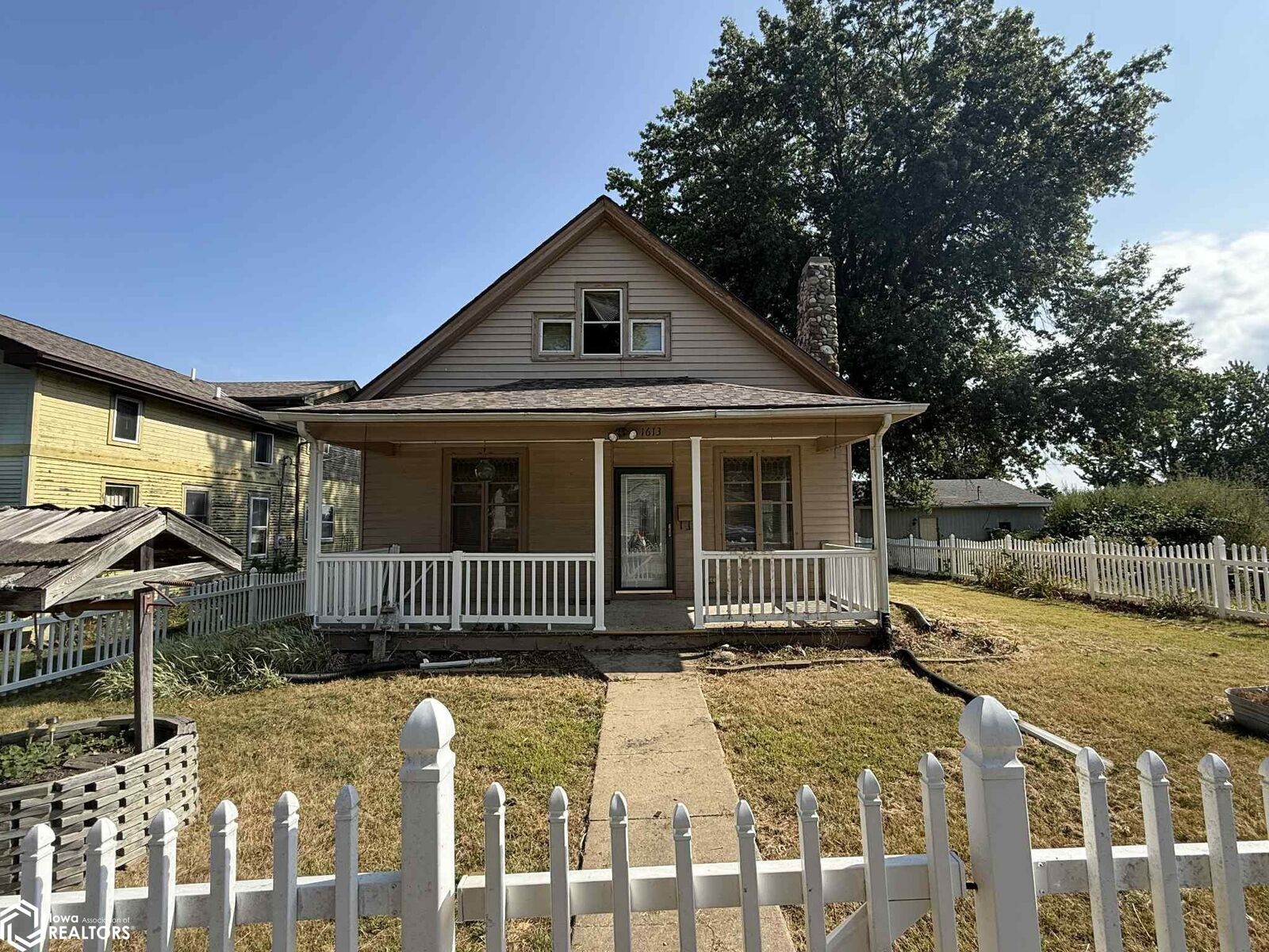 Property Photo:  1613 Des Moines Street  IA 52632