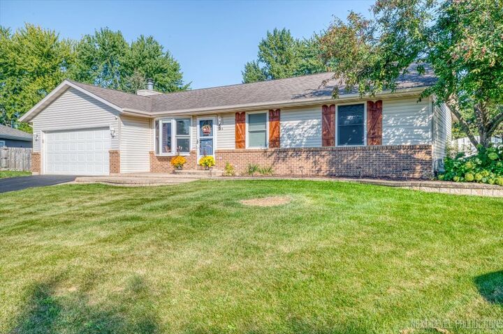 Property Photo: 214 N Aspen Drive IL 60112
