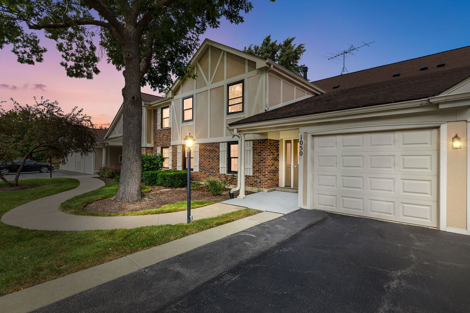Property Photo:  1050 Southbury Lane C2  IL 60090 