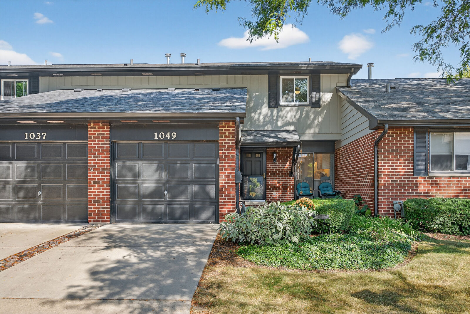 Property Photo: 1049 Liskeard Court IL 60189