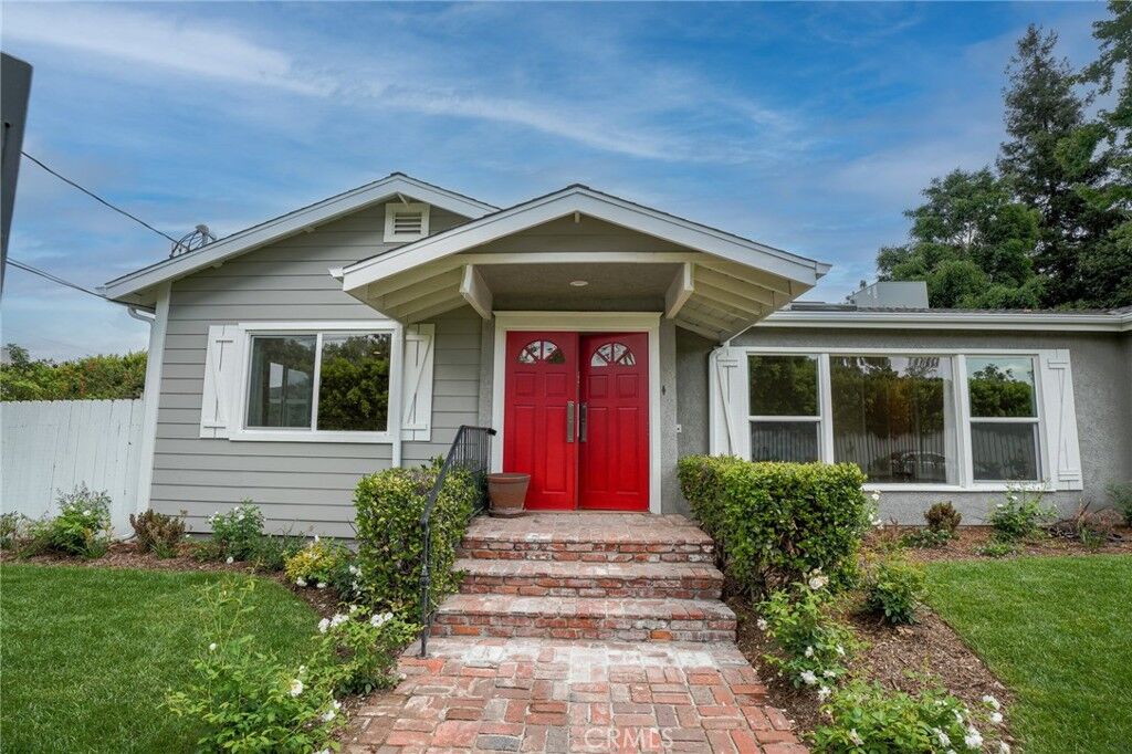 Property Photo:  4640 Seratt Place  CA 91607 