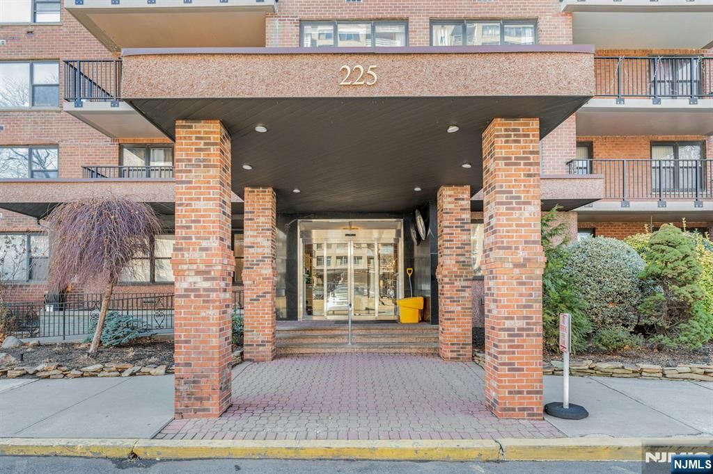 Property Photo:  225 St Pauls 4R  NJ 07306 