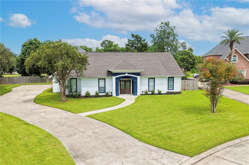 Property Photo: 132 Jennifer Lane LA 70068