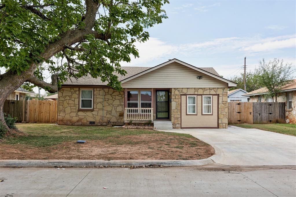 Property Photo:  204 E Coe Drive  OK 73110 