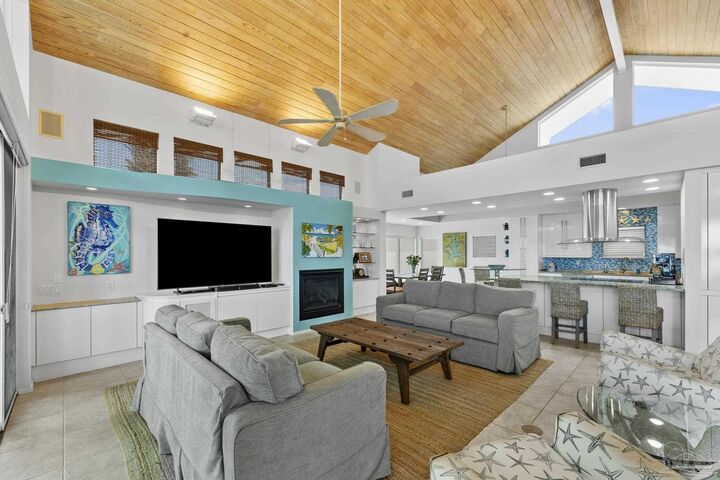 Property Photo:  208 Sabine Dr  FL 32561 