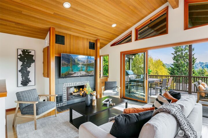 Property Photo:  117 N 40th Street  WA 98103 