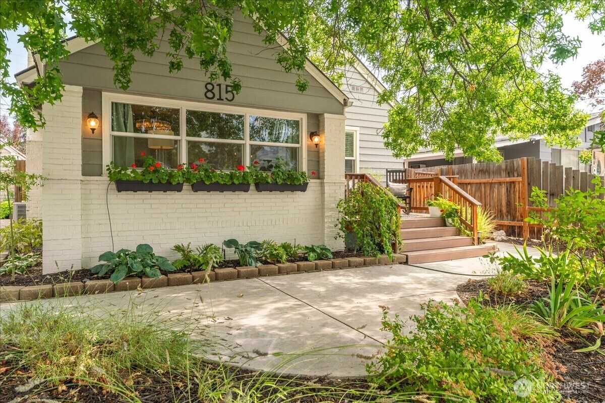 Property Photo:  815  Monroe Street  WA 98801 