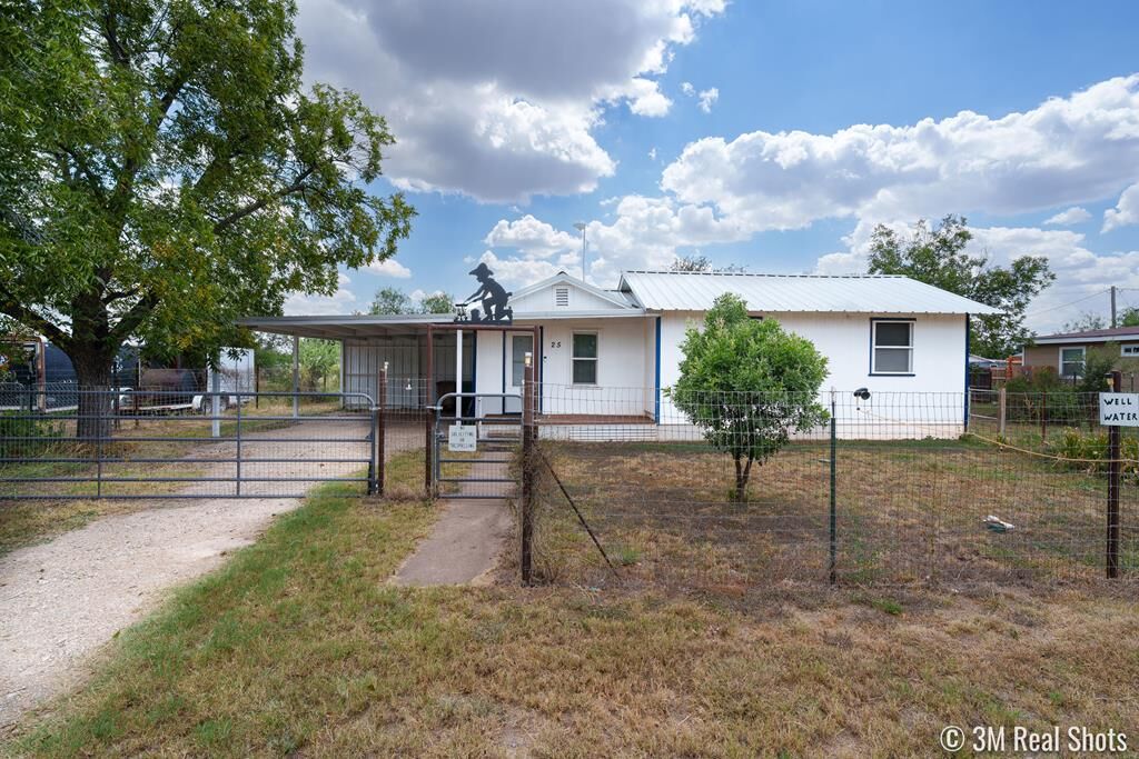 Property Photo: 25 E 41st St TX 76903