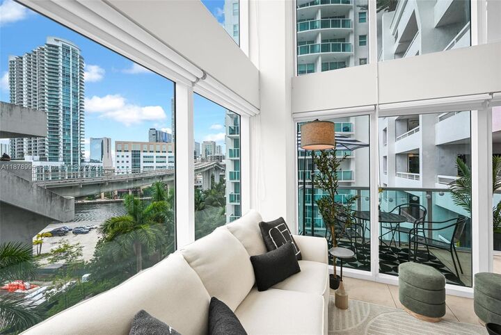 Property Photo:  41 SE 5th St 517  FL 33131 