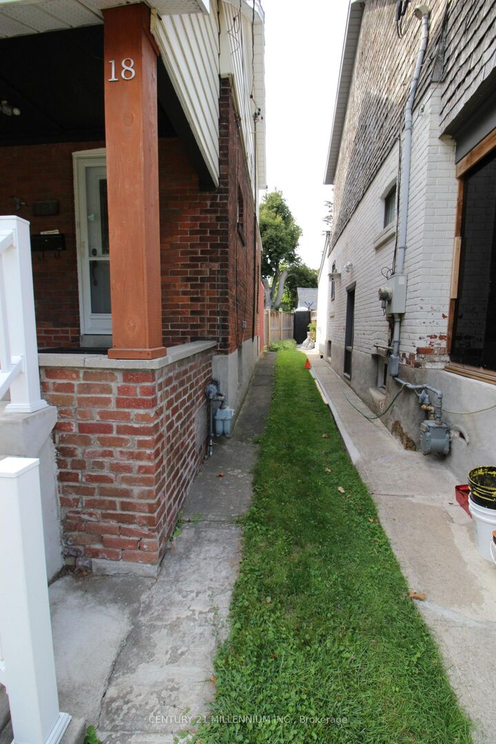 Property Photo:  18 Glenvalley Drive  ON M6M 4V9 