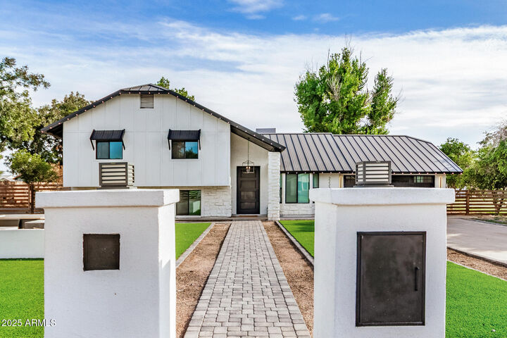 Property Photo:  2223 E Claxton Street  AZ 85297 