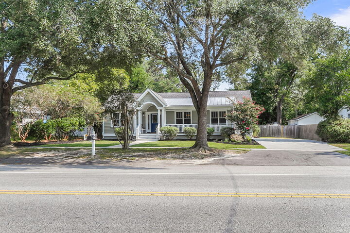 Property Photo: 211 E Richardson Avenue SC 29483