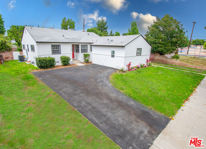 Property Photo:  17209 Stagg St  CA 91406 