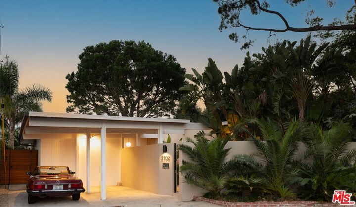 Property Photo:  2102 Ridgemont Dr  CA 90046 