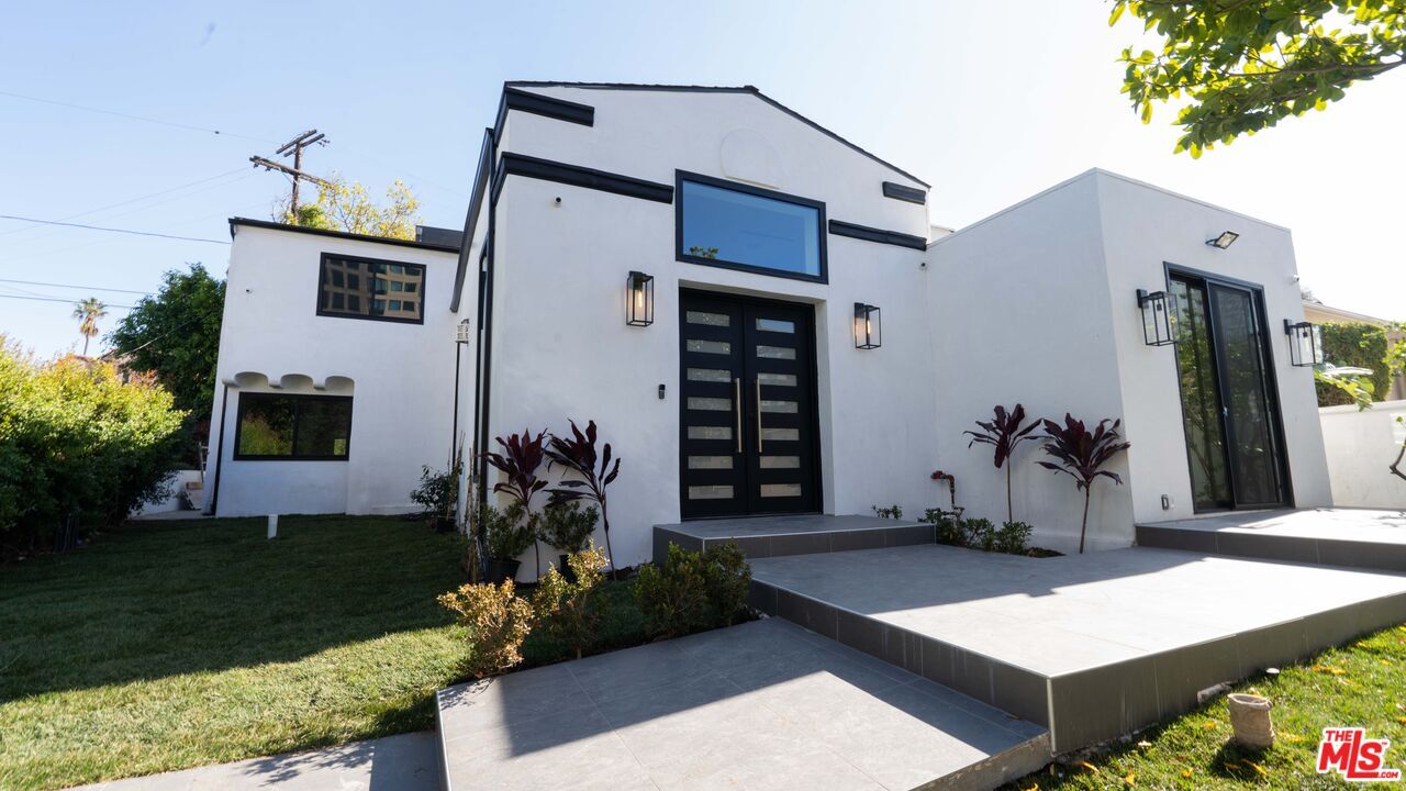 Property Photo:  10520 Ashton Ave  CA 90024 