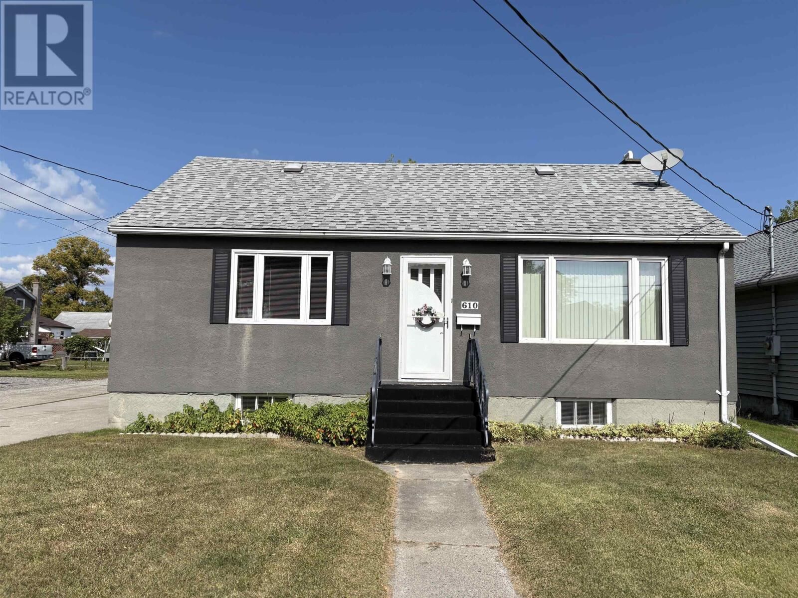 Property Photo:  610 Second St E  ON P9A 1N5 