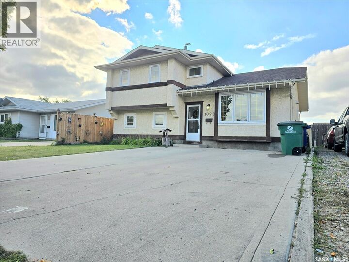 Property Photo: 1023 Steeves Avenue SK S7L 5N6