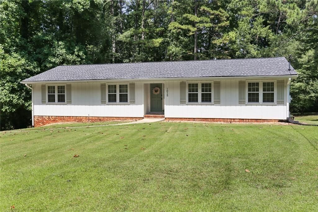 Property Photo:  1015 Castlewood Drive  GA 30189 