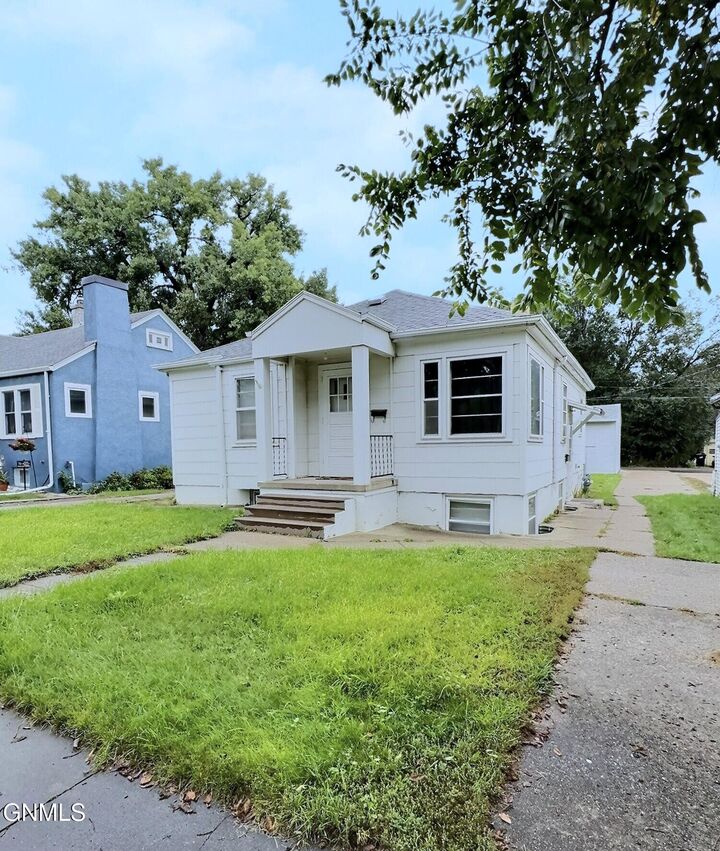 Property Photo:  1015 9th Street  ND 58501 