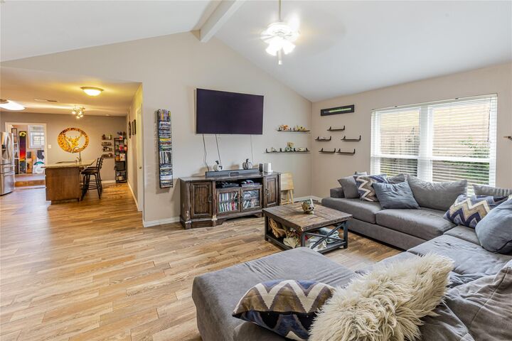 Property Photo:  1305 Glenview Ln  TX 77515 