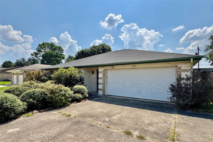 Property Photo:  912 S 21st Street  TX 77627 