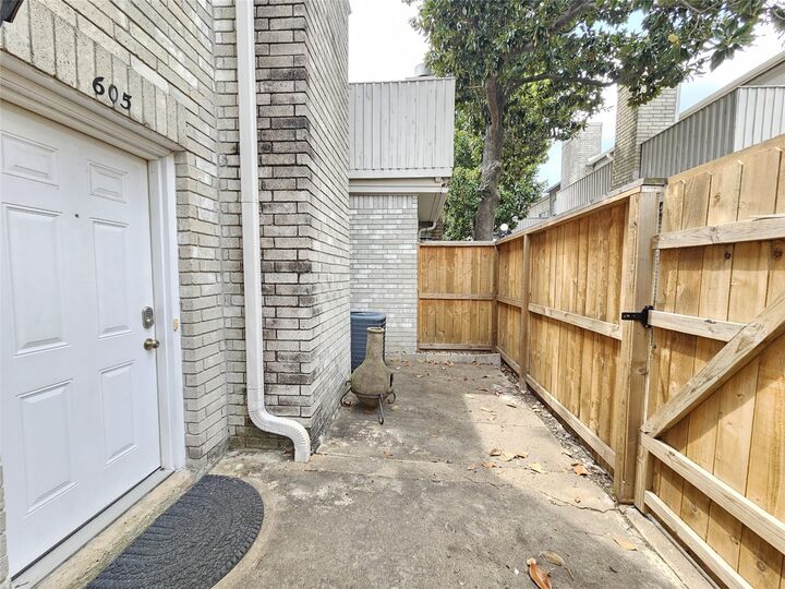 Property Photo:  3800 Tanglewilde Street 605  TX 77063 