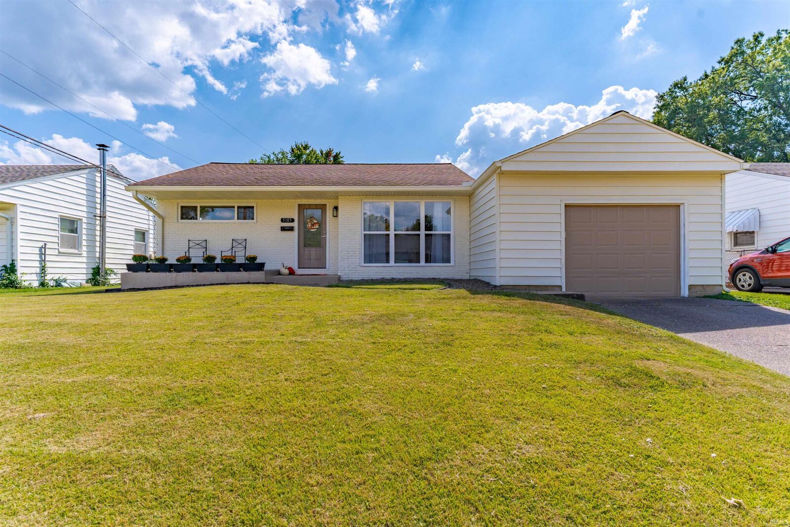 Property Photo:  5107 Helmuth Avenue  IN 47715-5715 
