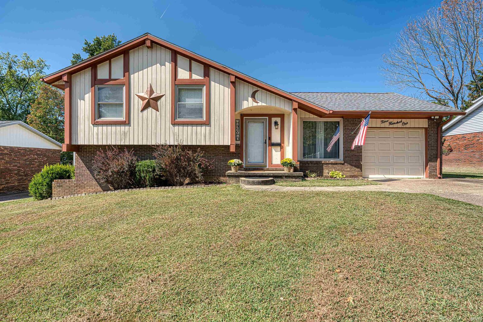 Property Photo:  901 Forest Glen Drive  IN 47712 