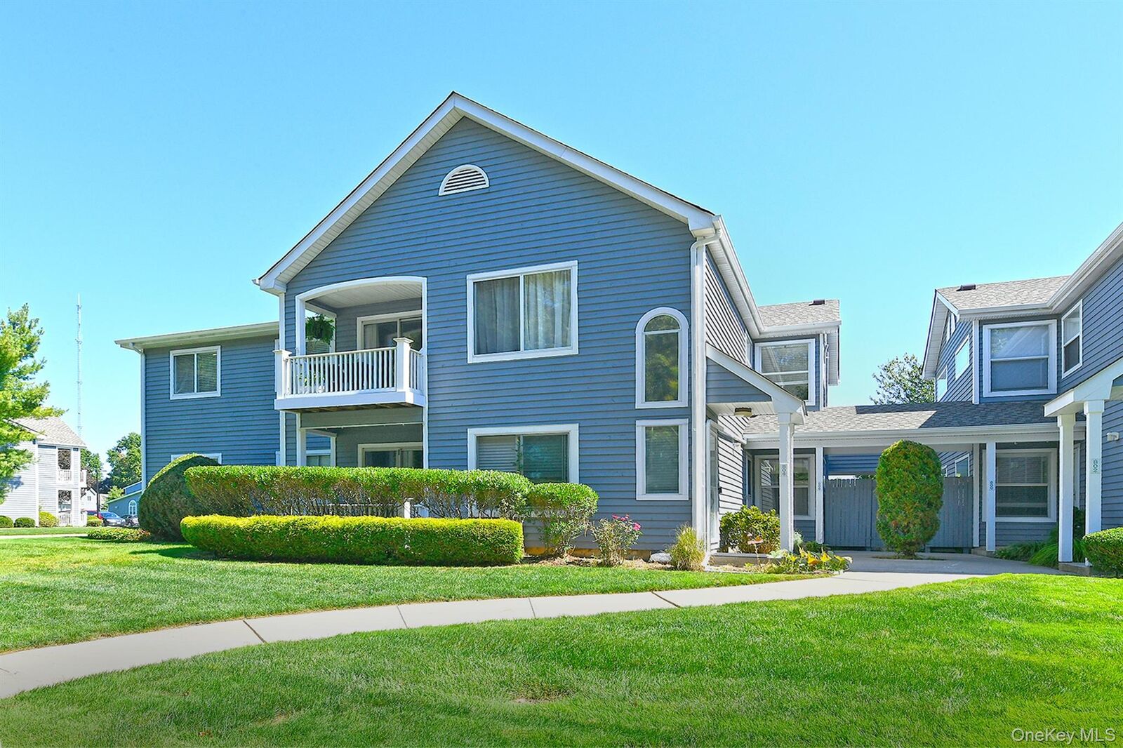 Property Photo:  804 Birchwood Park Drive 7  NY 11953 